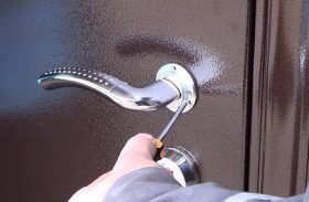Замена дверной ручки металлической двери в Тамбове